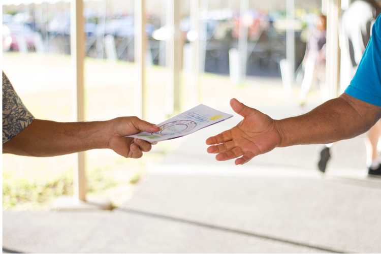 Mies antaa ystävälleen kortin